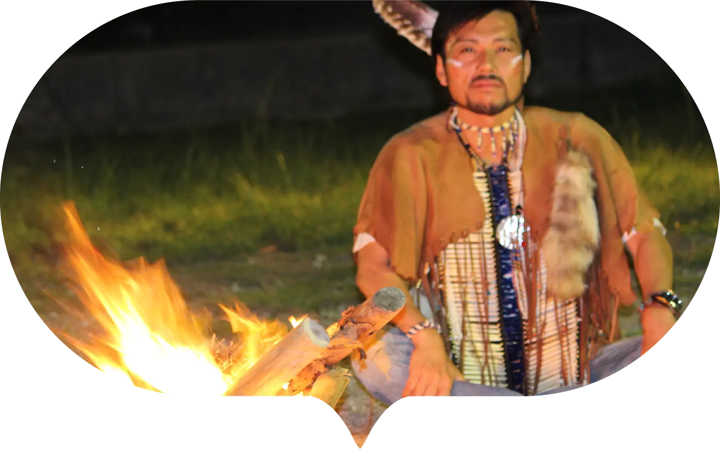 衛藤信之がたき火をしている写真