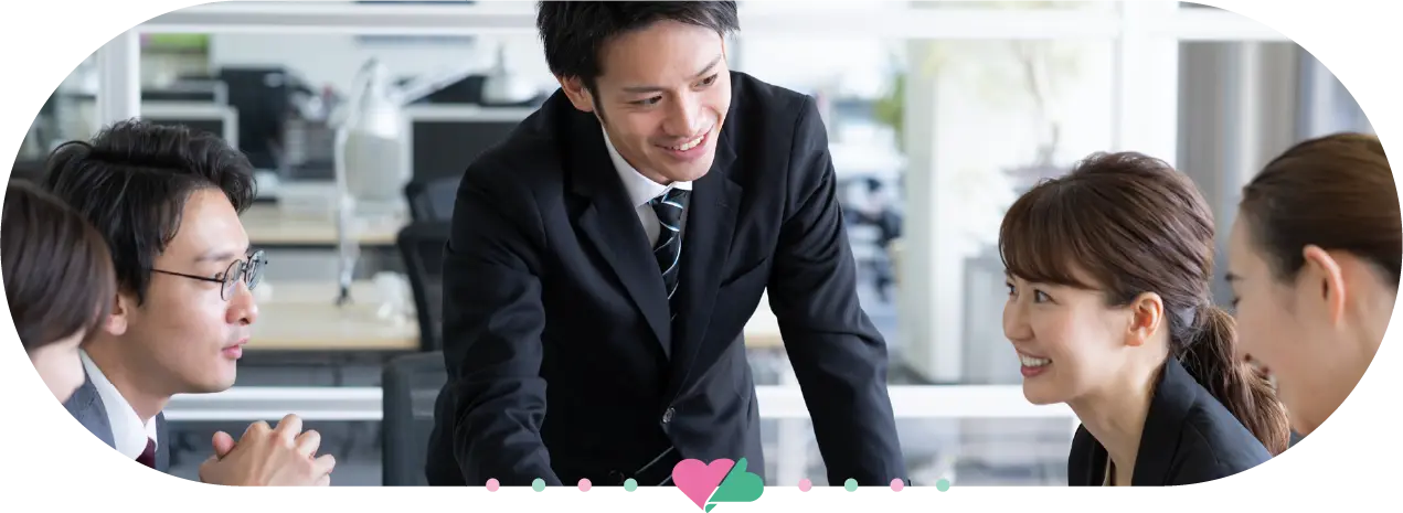 ビジネスシーンで心理学を活かしながら話し合う人々の写真