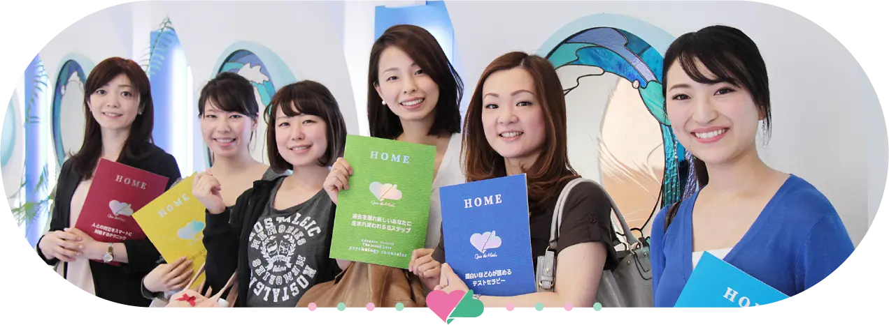 心理学を学ぶ学生たちがテキストを手に持っている写真