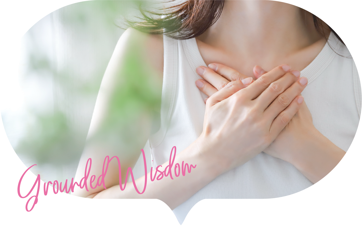 女性が胸に手をおいて自分軸を整えている写真